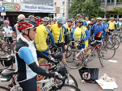 Radsportler vor dem gemeinsamen Start zu ihrer Tour. Fotos: Bernd Schmidt (oben), Manfred Schwarz (unten)